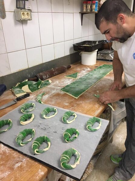 Fotografia del Jordi Gasque treballant al Forn de Nulles
