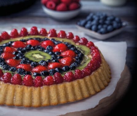 Fotografia d'un pastís de maduixes i mores fet amb Urkorn Cake.