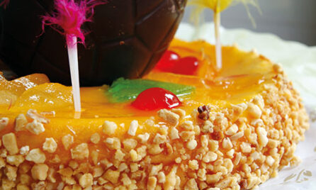 Fotografia d'una mona de pasqua amb fruita